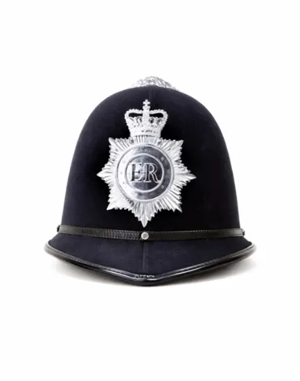 Un cappello da poliziotto inglese su sfondo bianco